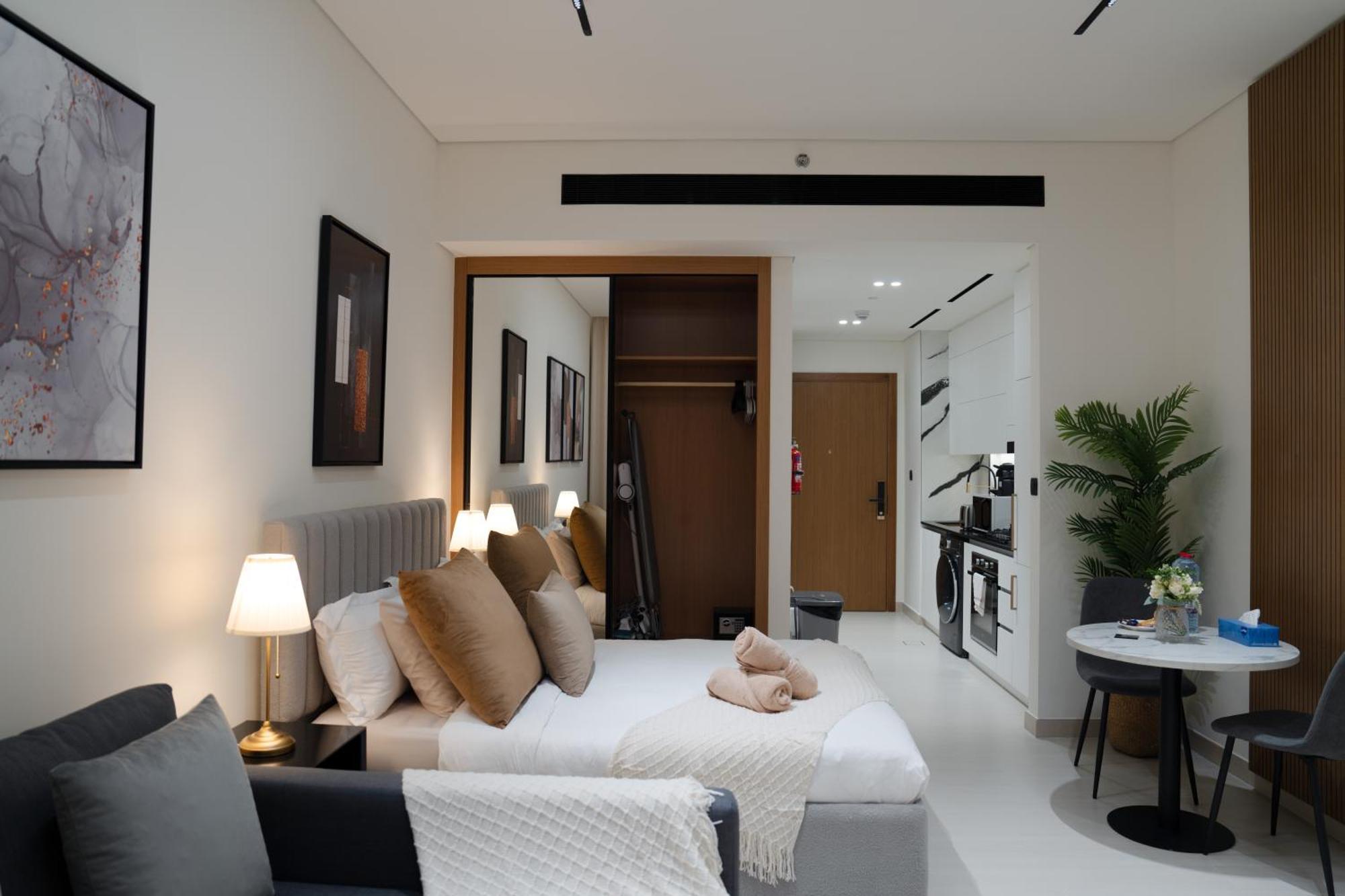 Lux Business Bay With Jacuzzi & Canal View Apartment
