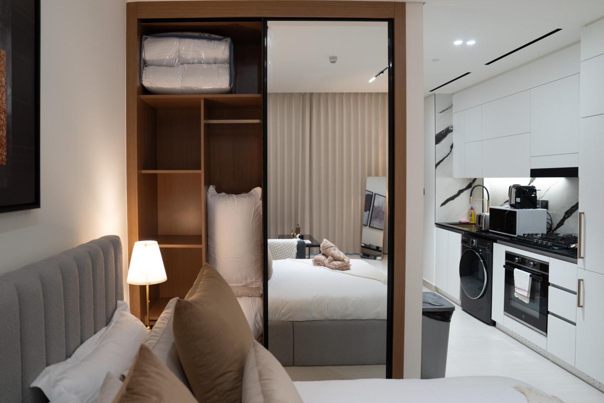 Lux Business Bay With Jacuzzi & Canal View Apartment